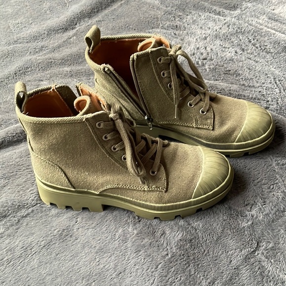 Gently used condition: Universal Threads boots. Size 7.5 - Picture 1 of 4